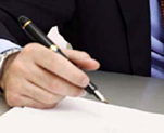 Immagine di un uomo che scrive su un documento